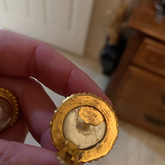 DEANNA HAMRO vintage faux pear clip earring - Picture 3 of 4